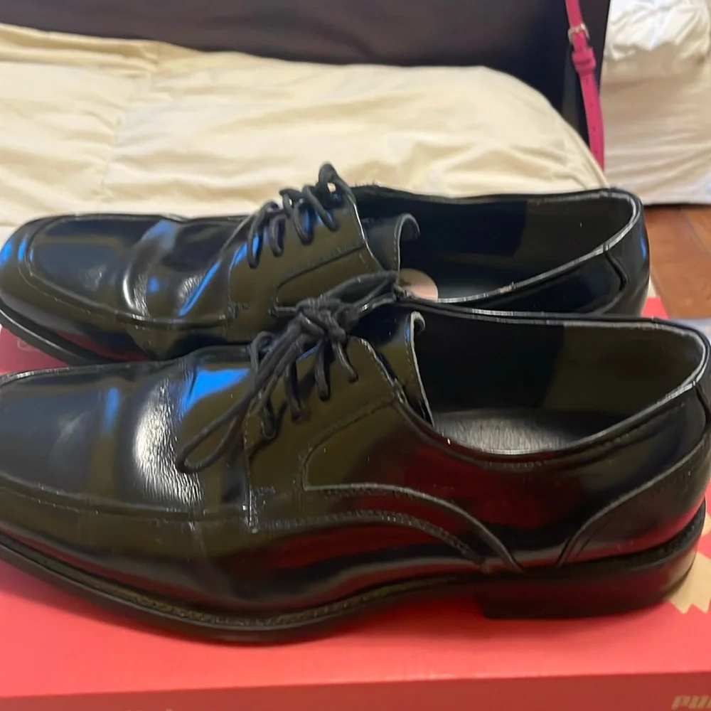 Men’s dress shoes in black Size 12. Great condition.